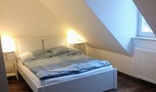 Schlafzimmer 2 mit Fernseher und Doppelbett (1,60 x 2,00)