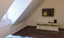 Schlafzimmer 2 mit Fernseher und Doppelbett