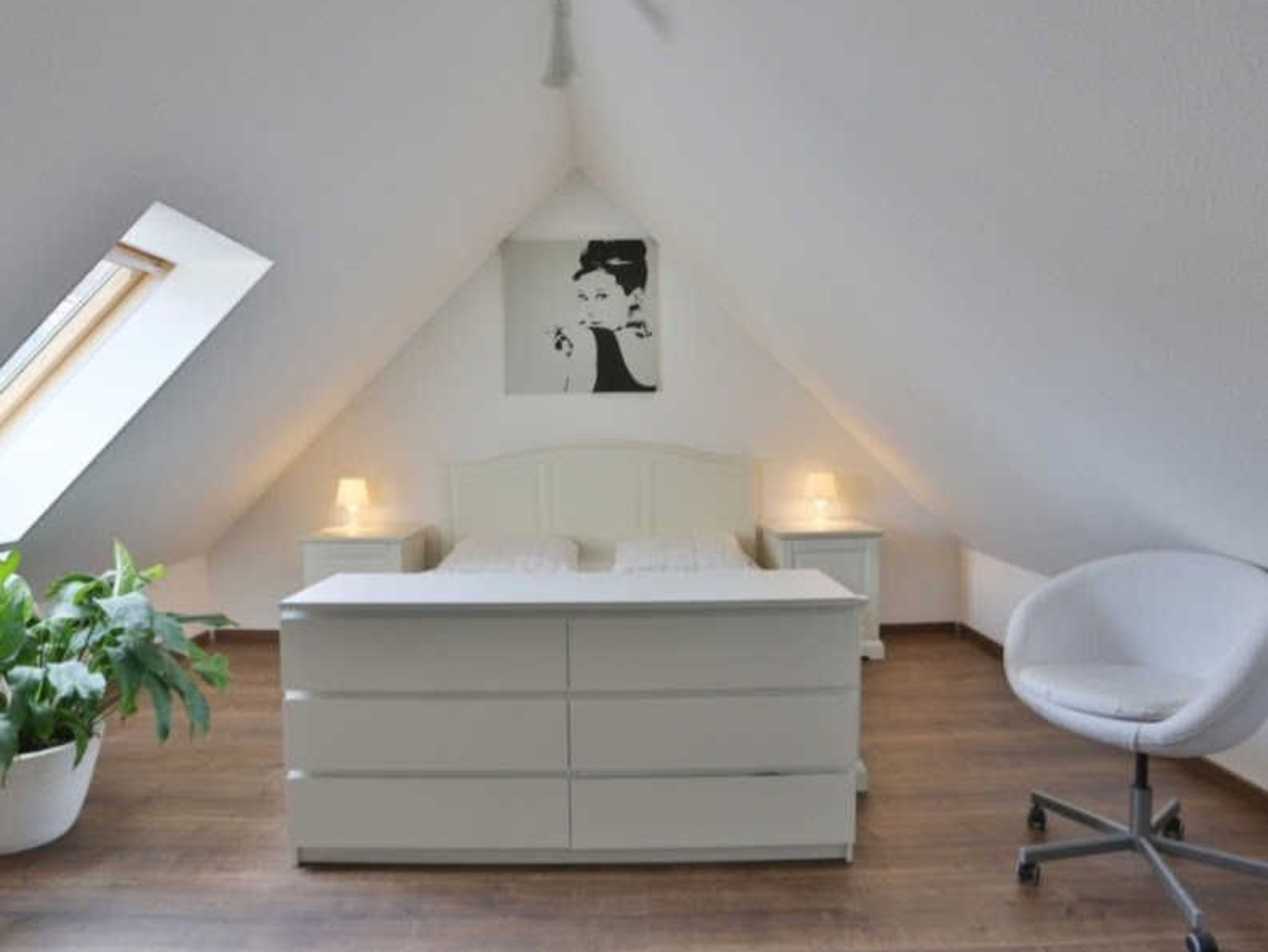 Schlafbereich 1/ Galerie mit Doppelbett (1,80 x 2,00) mit Arbeitsblatz