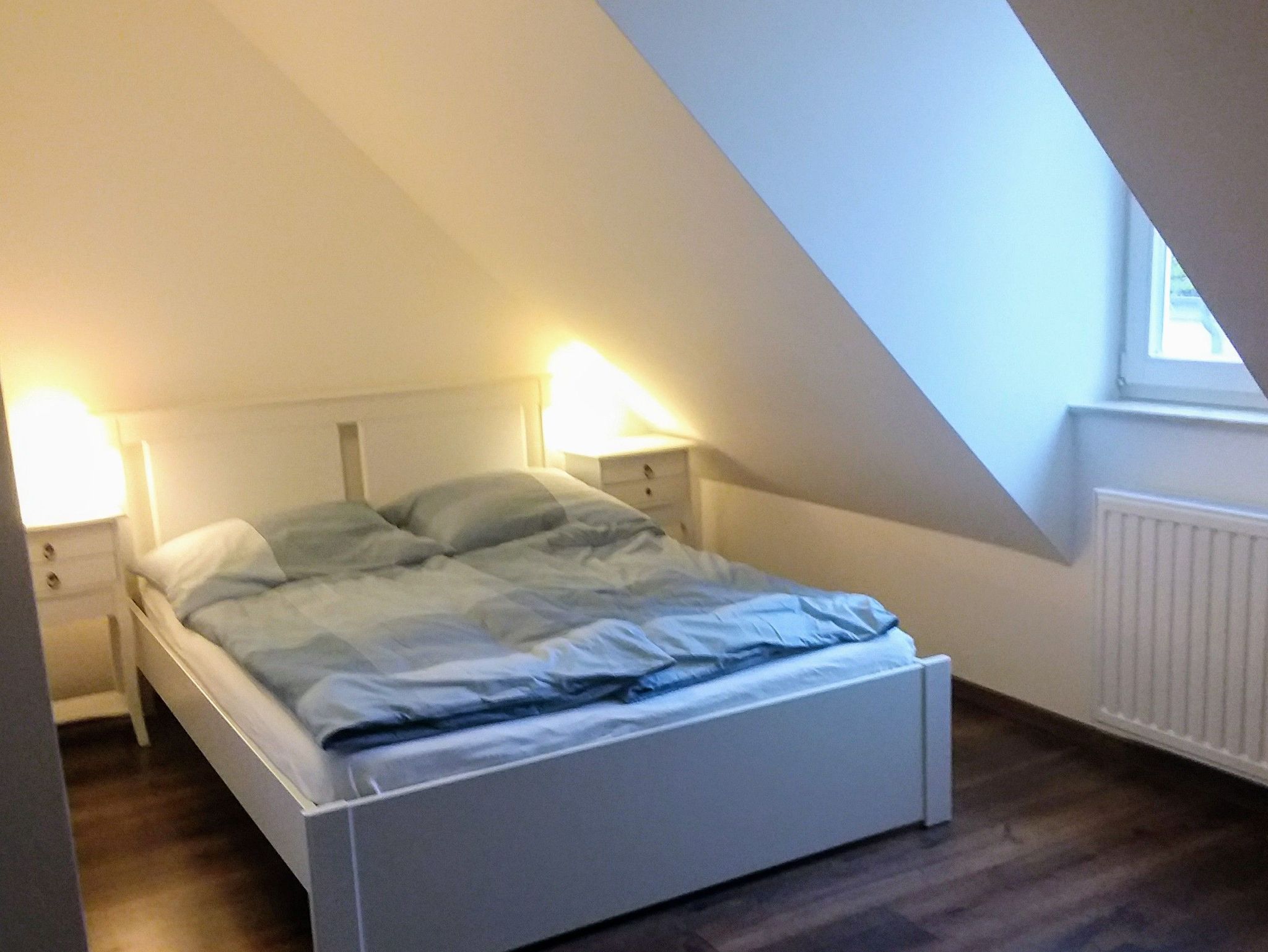 Schlafzimmer 2 mit Fernseher und Doppelbett (1,60 x 2,00)