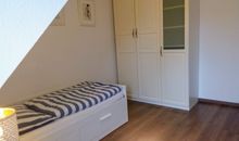 Schlafzimmer 3 mit zwei Einzelbetten und Kleiderschrank (Bügelbrett und Bügeleisen)