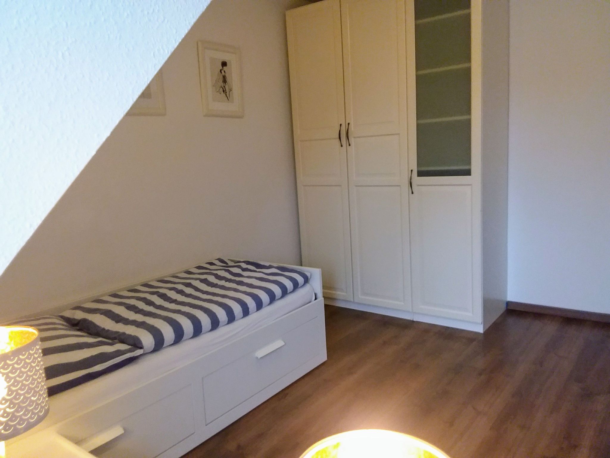 Schlafzimmer 3 mit zwei Einzelbetten und Kleiderschrank (Bügelbrett und Bügeleisen)