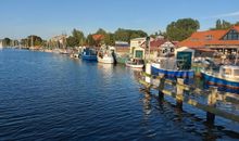 Fischereihafen mit Fischerbooten direkt vor der Ferienwohnung