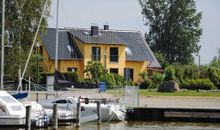 Blick vom Hafen auf das Ferienhaus