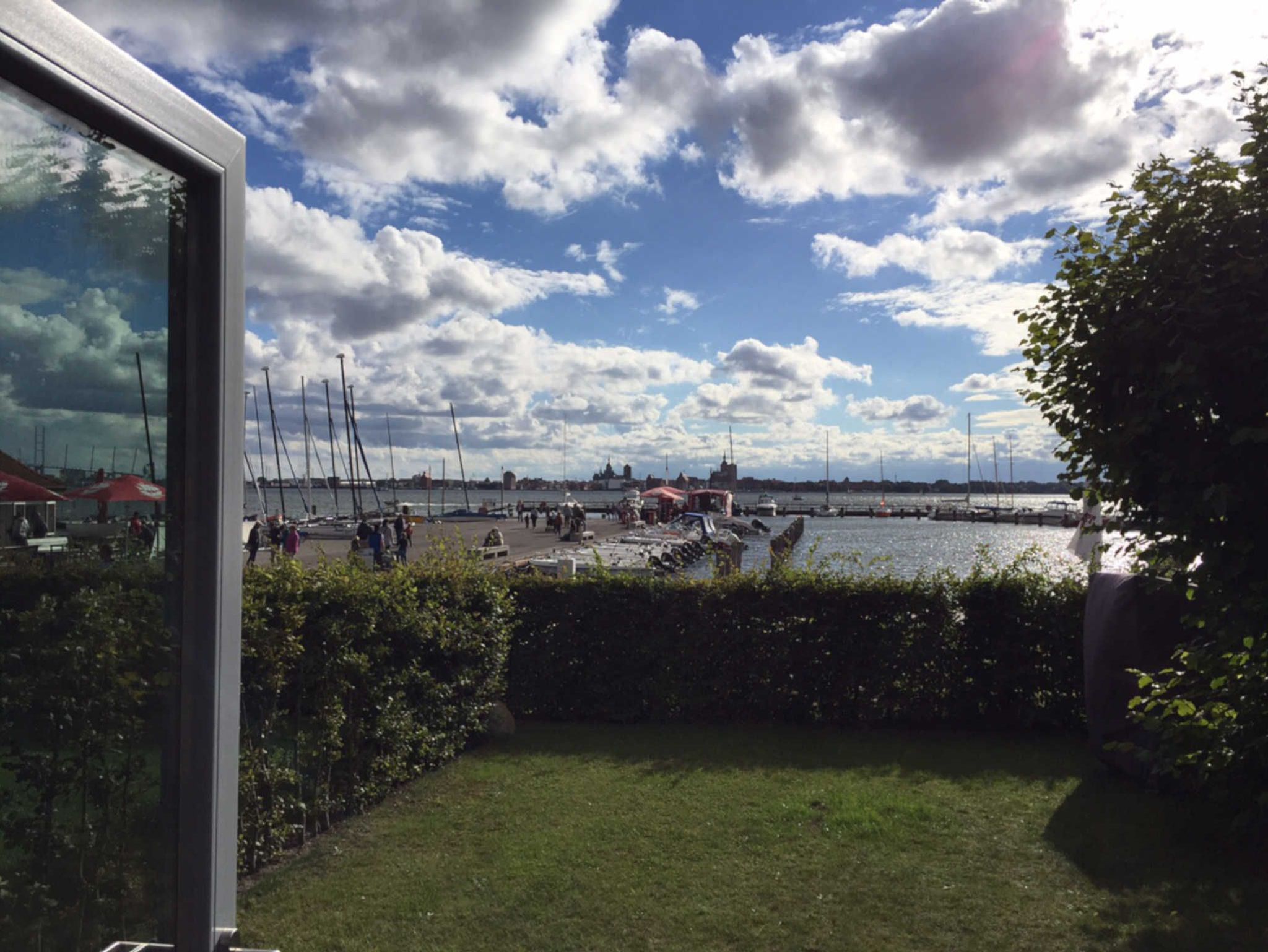 Ausblick auf den Hafen sowie Stralsund