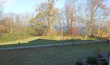 Ausblick durch die Bäume zur Ostsee