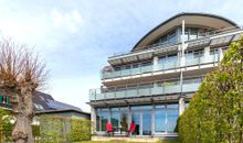 Außenansicht und Terrasse mit Panoramablick auf den Hafen sowie Stralsund