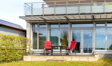 Außenansicht und Terrasse mit Panoramablick auf den Hafen sowie Stralsund