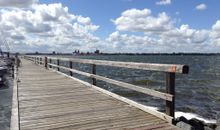 Hafen Seebad Altefähr mit Blick auf die Hansestadt Stralsund