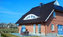 Terrasse mit Gartenmöbeln