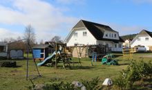 Haus mit großem Spielplatz