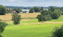 Gröderysbyer Mühle mit dem Moor im Hintergrund