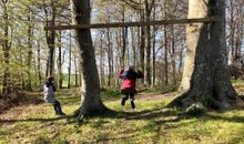 Zwei Schaukeln für Kinder im Garten