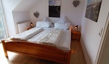 Schlafzimmer mit Doppelbett