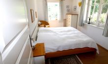 Schlafzimmer mit Doppelbett