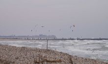 Kite Surfer vor der Steilküste Schönhagen