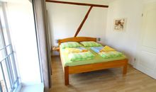 Schlafzimmer mit Doppelbett