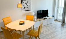 Das modern eingerichtete Wohnzimmer mit Zugang zum Balkon