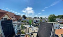 bestuhlter Balkon mit weitem Blick