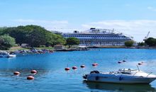 Ein Schiff der AIDA-Flotte liegt in Warnemünde am Kai