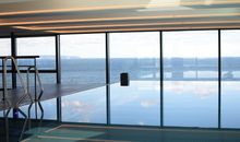 Infinitypool im Dachgeschoss mit Meerblick