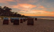 Strandkörbe am Strand in der Abenddämmerung