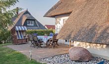 Terrasse mit Sitzmöglichkeiten und Strandkorb