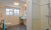 Schlafzimmer 2 mit Dusche und WC im 1.OG