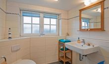 Schlafzimmer 2 mit Dusche und WC im 1.OG