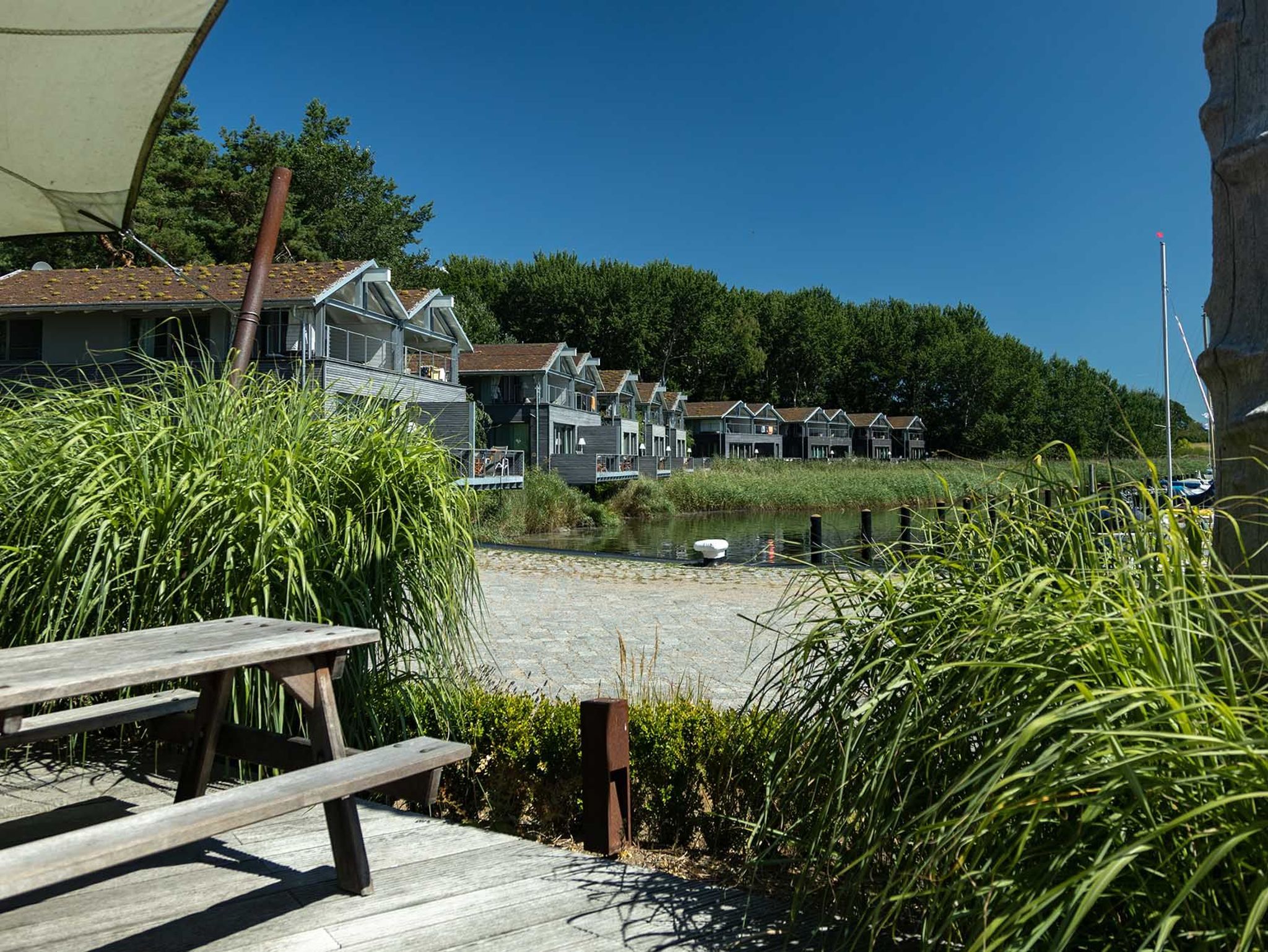 Ferienwohnungen im Fischerdorf und unterm Reetdach