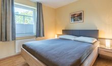 Schlafzimmer mit Doppelbett