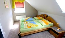 Schlafzimmer mit Doppelbett