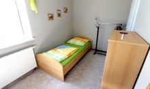 Schlafzimmer mit Futon- und Einzelbett