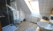 Badezimmer mit Dusche und WC