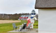 Gebäudeansicht und Terrasse