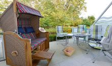 Terrasse mit Relaxmöbeln und Strandkorb