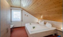 Schlafzimmer  mit Doppel- und Einzelbett