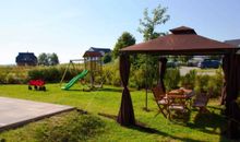 Garten mit Spielplatz und Pavillon