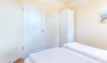 2. Schlafzimmer Kleiderschrank