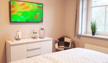 Schlafzimmer 1 mit Flatscreen-TV