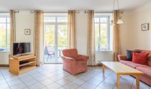 Große Fenster im Wohnzimmer, mit Tür zum Balkon