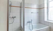 Duschkabine und Badewanne im Badezimmer