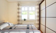 Schlafzimmer Doppelbett und Kleiderschrank