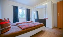 das zweite Schlafzimmer mit Doppelbett und Kleiderschrank