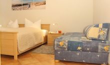 Schlafzimmer Doppelbett und Gästebett