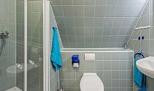 Badezimmer mit Dusche und WC im 1.OG