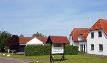 Vorderansicht mit Carport und Fahrradschuppen