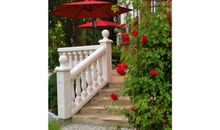 Veranda Villa Rosen mit blühenden Rosen