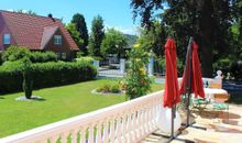 Blick von der Veranda der Villa Rosen in den Vorgarten