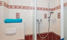 Badezimmer mit Dusche und WC